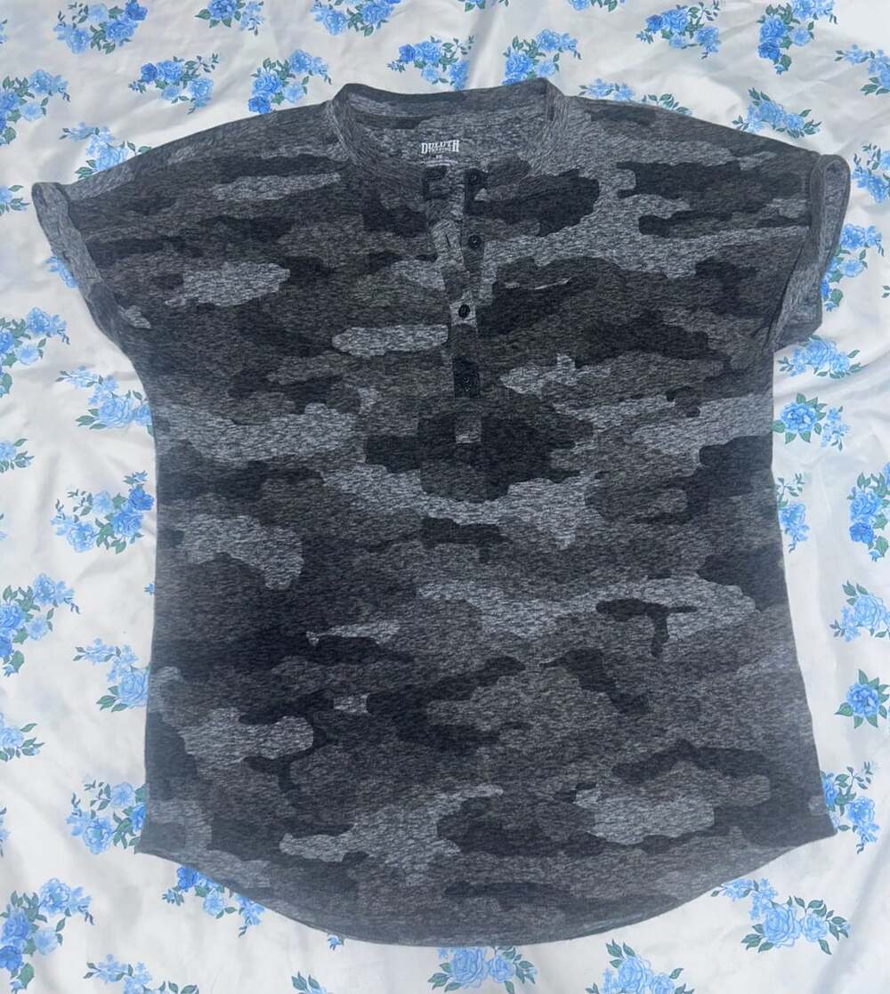 Duluth Trading Co. Women's Gray Camo Short Sleeve Henley Tee